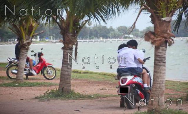 สุดฉาว!นร.โรงเรียนดัง พลอดรักไม่แคร์สื่อ