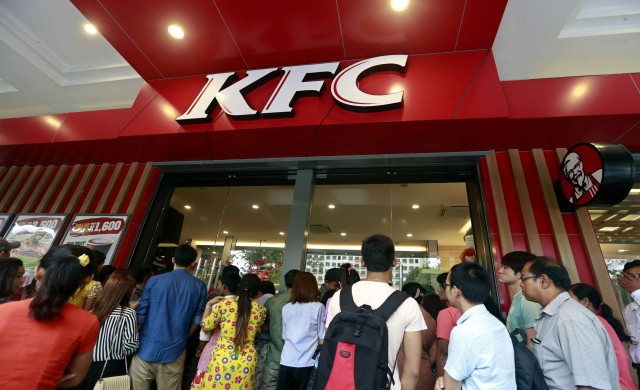 ชาวเมียนมาร์แห่ต่อคิวอุดหนุน'เคเอฟซี'สาขาแรก