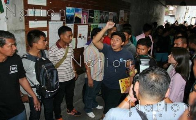 คนแห่ทยอยร่วมกิจกรรมให้กำลังใจนศ.ที่ถูกจับ