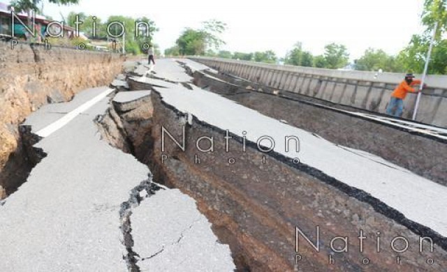 ถนนเลียบคลองระพีพัฒน์ทรุด รถผ่านไม่ได้ยาวกว่า100ม.