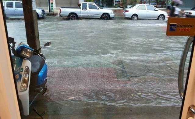 ศรีสะเกษฝนตกหนัก ท่วมถนนในตัวเมือง