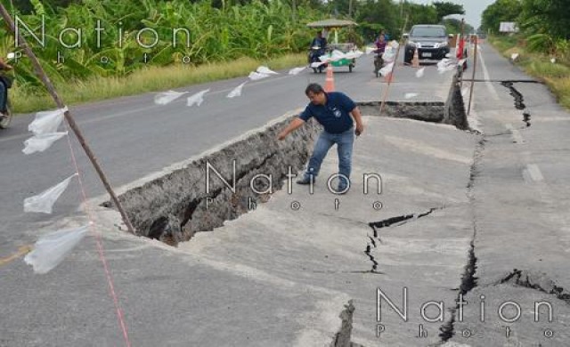 ถนนเลียบคลองย่านปทุมฯ ทรุดตัวอย่างต่อเนื่องทุกวัน