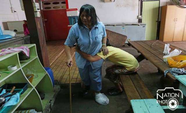 พี่เลี้ยงโผกอด'ครูน้อย' หลังสถานรับเลี้ยงเด็กปิดสิ้นเดือนนี้