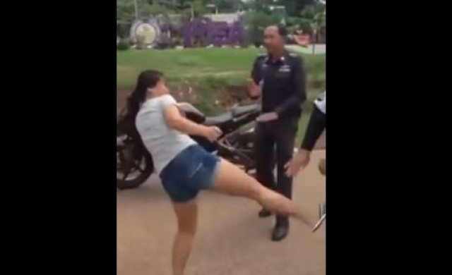 แชร์ว่อน! สาวปรี๊ดแตก เตะตร.คาด่านตรวจ