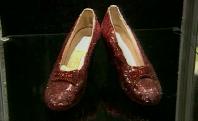 แฟนหนัง พ่อมดแห่งออซ" ทุ่ม 1 ล้านดอลล์ ตามหารองเท้าที่หายไป