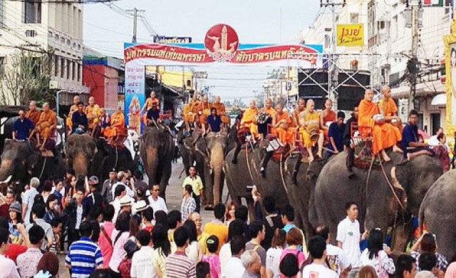 สุรินทร์ชวนรักษ์ ตักบาตรบนหลังช้าง