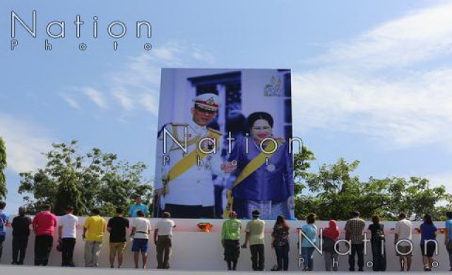 'ประยุทธ์'ปลื้มปชช.แห่รับเสื้อ-เข็มกลัดพระราชทาน