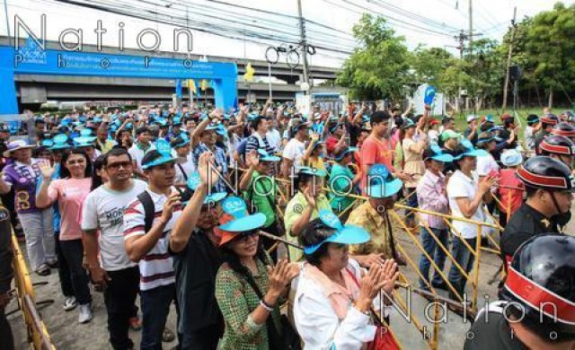 ปชช.ยังแน่นแห่รับเข็มกลัดพระราชทาน 'ปั่นเพื่อแม่'