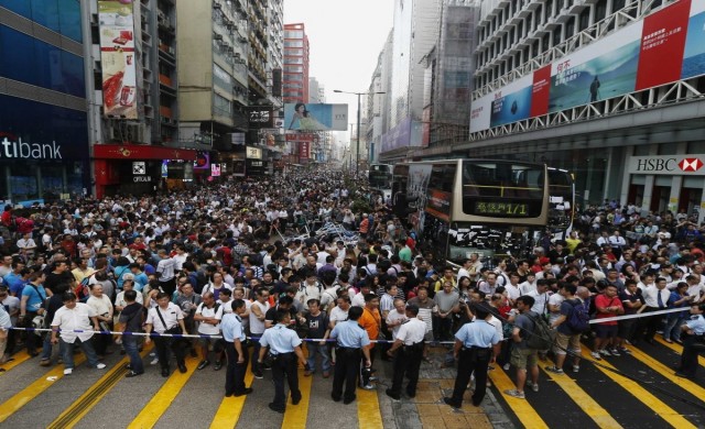 สั่งจำคุกสาวฮ่องกงใช้หน้าอกทำร้ายตำรวจ