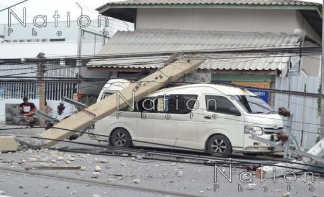บรรทุกพ่วงถอยหลังชนเสาไฟฟ้าหักกว่า20ต้น