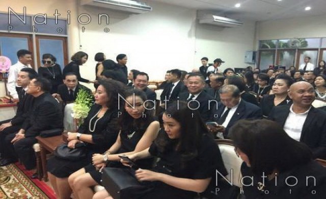 'คุณหญิงอ้อ'พร้อมลูก ร่วมงานศพ'สิงห์ มุสิกพงศ์'