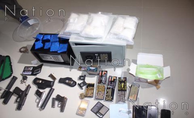 บุกทลายบ้านผู้ค้ายารายใหญ่ ยึดไอซ์กว่า2กก. ยาบ้ากว่าพันเม็ด