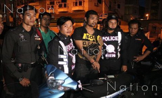 รวบลูกชายตร. พกปืนคาด่านตรวจ