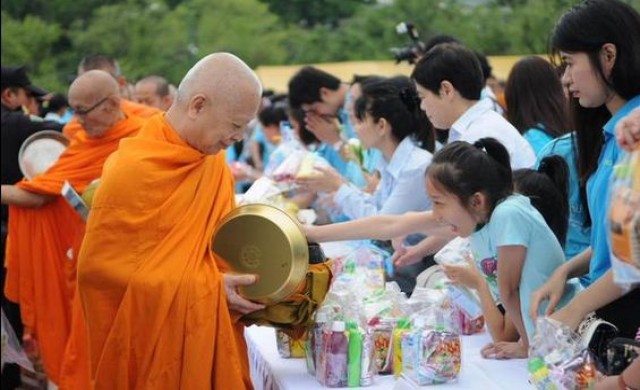 พสกนิกรตักบาตรพระสงฆ์184รูป '12สิงหามหาราชินี'