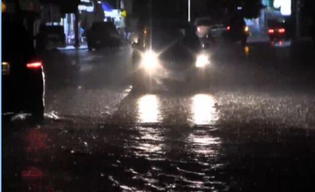 ฝนกระหน่ำพิษณุโลก น้ำท่วมผิวจราจรหลายจุด