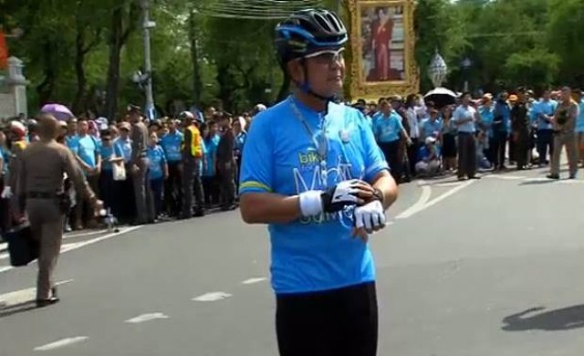 นายกฯชูนิ้วสู้ๆก่อนปั่น bike for mom