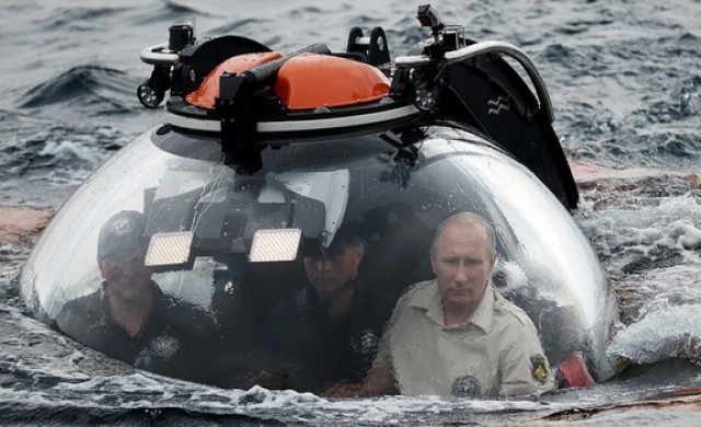 "ปูติน" นั่งเรือดำน้ำเล็กสำรวจซากเรือ