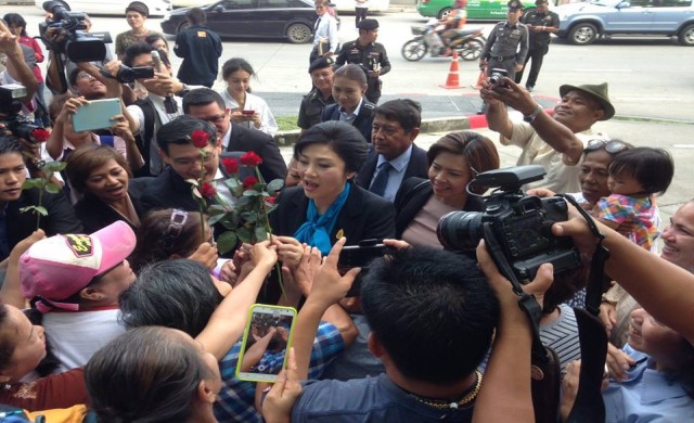 'ยิ่งลักษณ์' ถึงศาลฎีกา มวลชนรอให้กำลังใจ สู้คดีจำนำข้าว