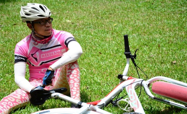 ‘เดอะกุ่ย’ สุภาพบุรุษชุดชมพู 