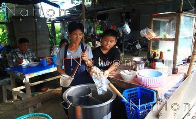 หญิงแกร่งสู้ชีวิต มือเดียวขายก๋วยเตี๋ยวเลี้ยงหลาน
