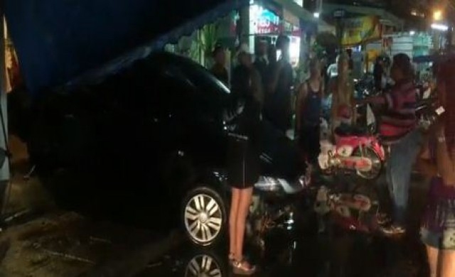 หนุ่มขับเก๋งลุยน้ำท่วม กระแสน้ำพัดพุ่งเข้าร้านเสื้อผ้าพัง