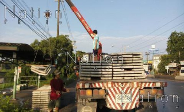 แผ่นปูนสำเร็จรูปหล่นจากรถบรรทุก ถูกคนขับจยย.บาดเจ็บ