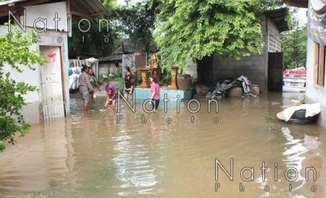 น้ำท่วมขังสูงชุมชนร่มรื่น ชาวบ้านอพยพนอนริมถนน