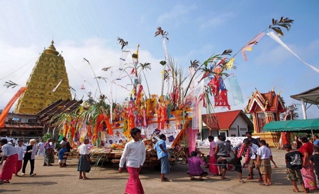 ลอยเรือสะเดาะเคราะห์ที่สังขละบุรี 