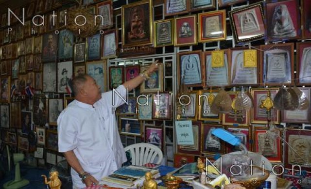 ทึ่ง!นักบุญแจกพระเครื่องราคานับล้านฟรี