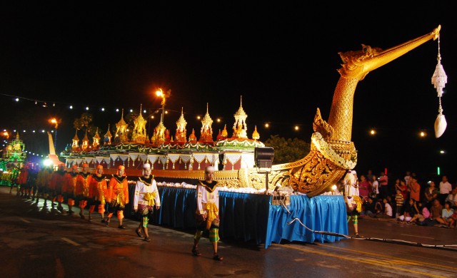 เยือนวิถีชุมชนในงานลอยกระทงสายฯ 