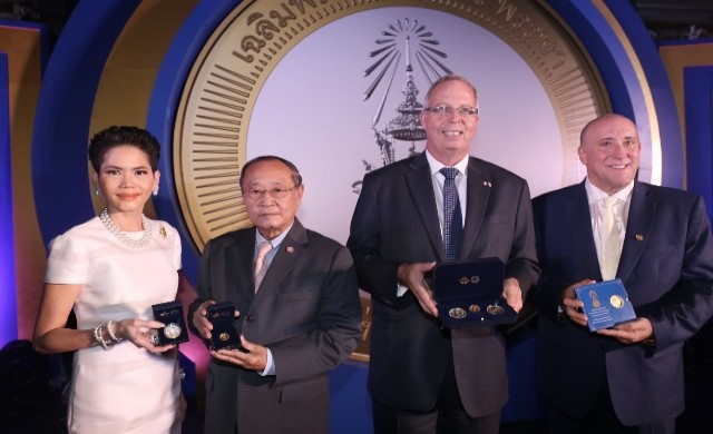 มองเหรียญให้เห็น...แผ่นดิน