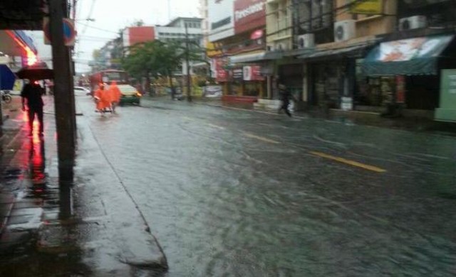 ฝนถล่มกรุงเช้านี้ ปริมาณฝนสูงสุดที่บางรัก100.5มม.