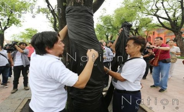 รำลึก 39 ปี 6 ตุลาฯ นำผ้าดำผูกต้นมะขาม