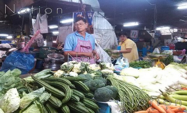 แม่ค้าโอด ซื้อ-ขายผักเงียบเหงา ปชช.หันไปบริโภคอาหารฟรีโรงทาน