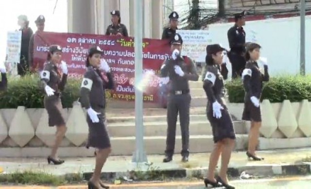 คลิปแดนซ์!ตร.เมืองบัวโชว์สเต็ปหวังเคารพกฎจราจร