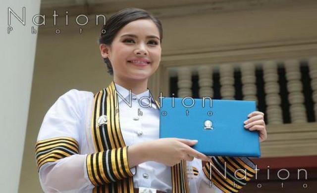 'ญาญ่า'ปลื้ม'ณเดชน์' ให้ดอกไม้ช่อโตวันรับปริญญา