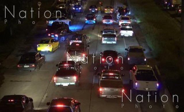 แว้นเมืองปทุมนับร้อย ปิดถนนแข่งรถ จนท.จับไม่ได้