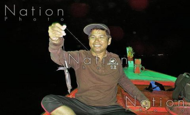 ชาวประมงเฮ ฝูงหมึกแห่เข้าชายฝั่งหาดเจ้าสำราญ