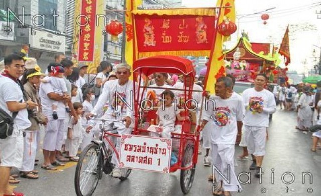 ปชช.ร่วมชมขบวนแห่พระรอบเมืองเทศกาลกินผักภูเก็ต