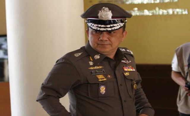 ศาลออกหมายจับผู้แอบอ้างเบื้องสูง ปัดตอบปม'หมอดู'ชื่อดัง