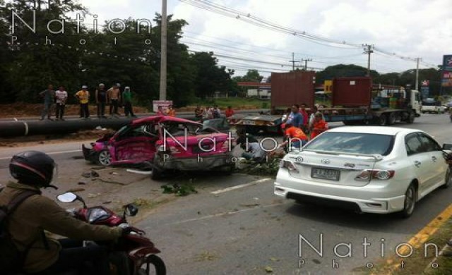 หวิดดับหมู่ แท็กซี่เสียหลักพุ่งข้ามเกาะกลางประสานงานเก๋ง