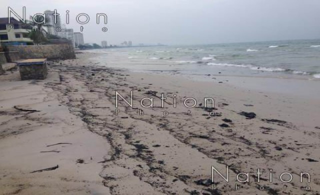 สั่งงดลงเล่นน้ำชายหาดหัวหิน-เร่งจัดการคราบน้ำมัน