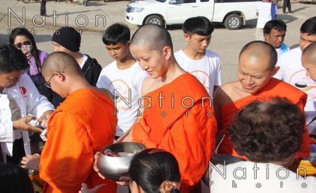 ตักบาตรริมโขง'ว.วชิรเมธี'นำขบวน - 'พระไมค์'ใจสงบบวชต่อ10วัน