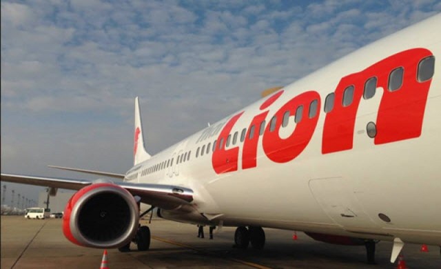 ระทึกหนุ่มแซวแอร์สาวไลอ้อนแอร์ ระวังระเบิดซุกกระเป๋า 