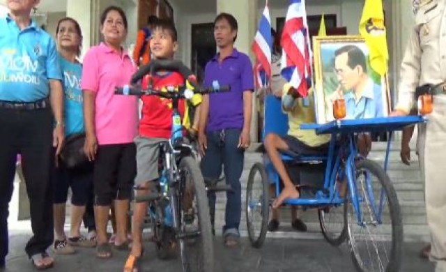 หนุ่มโปลิโอ ปั่นสามล้อกว่า40กม. เพื่อลงทะเบียนปั่นเพื่อพ่อ
