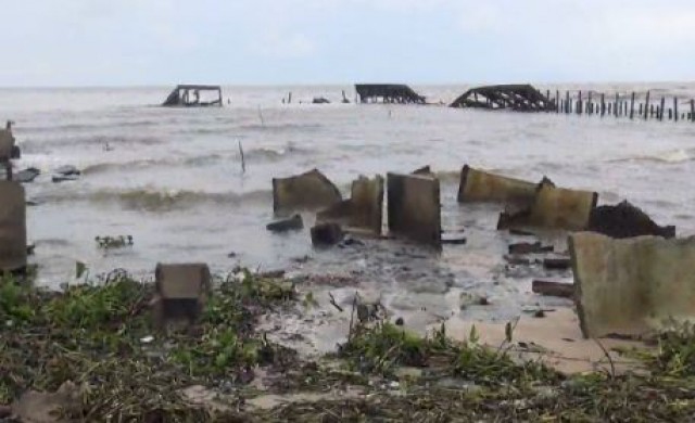 ชาวเกาะทังทิ้งพื้นที่หนีตาย หลังคลื่นซัดแผ่นดินหายนับพันไร่