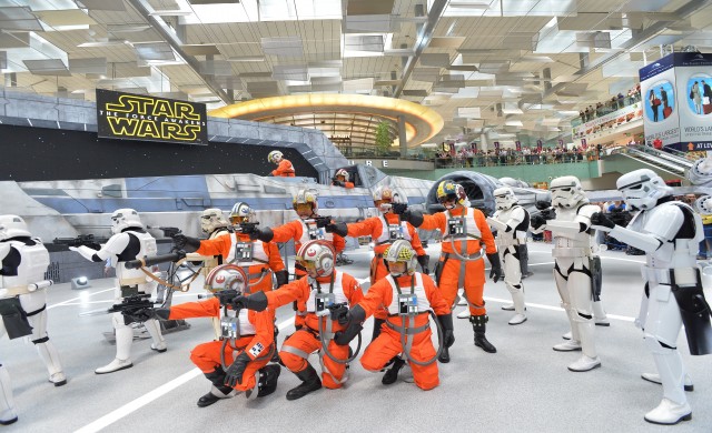 สนามบินสิงคโปร์ร่วมฉลองสตาร์วอร์สตอนใหม่