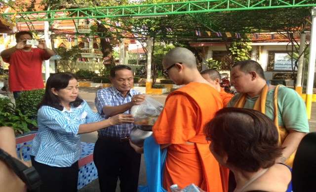 พ่อ 'ปอ ทฤษฎี' ใส่บาตร'เณรปิน' เผยสึกพรุ่งนี้