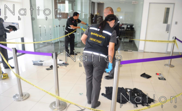 คนร้ายบุกเดี่ยวควงปืนปลอม ชิงทรัพย์ธนาคารเจอยิงสวนเจ็บสาหัส