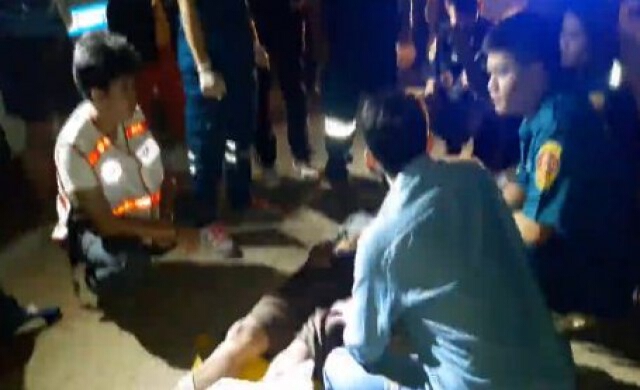 พ่อค้ากระทงเมา ถูกเพื่อนเตะตกน้ำดับ